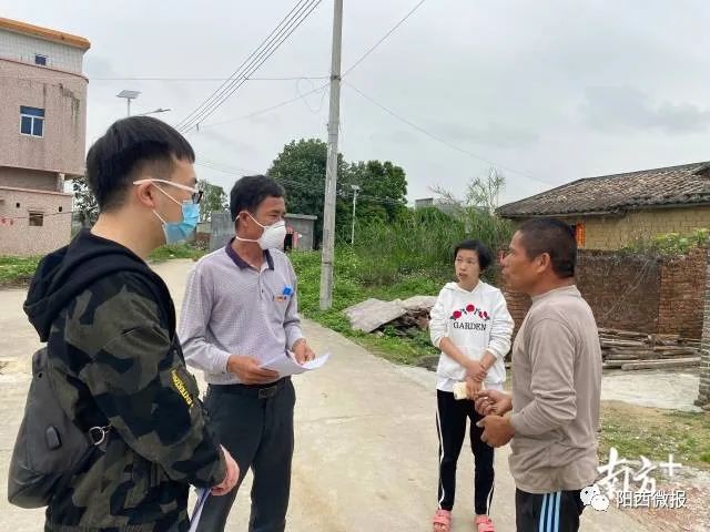 陽(yáng)西縣醫(yī)保局人員在村鎮(zhèn)里向群眾了解所反饋問題的相關(guān)情況。