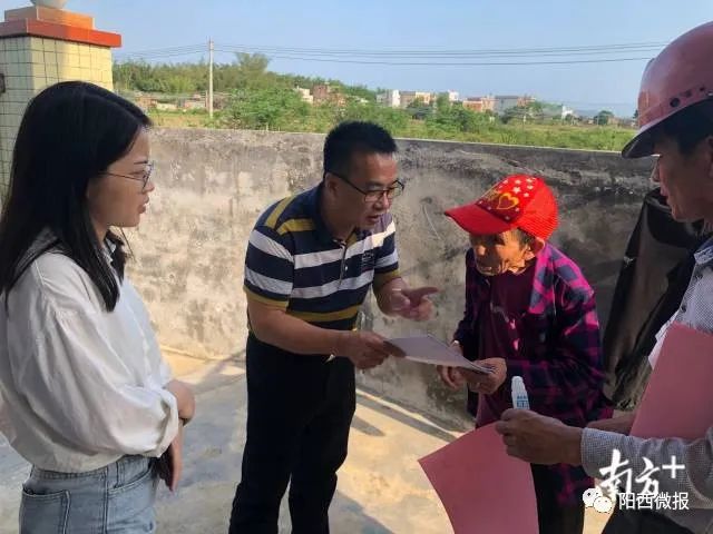 陽(yáng)西縣醫(yī)保局工作人員深入各鎮(zhèn)摸清符合醫(yī)保政策扶貧條件的建檔立卡參保對(duì)象人數(shù)。