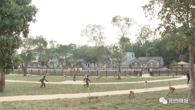 塘口鎮(zhèn)橫山村文化公園花紅草綠,設(shè)備齊全。